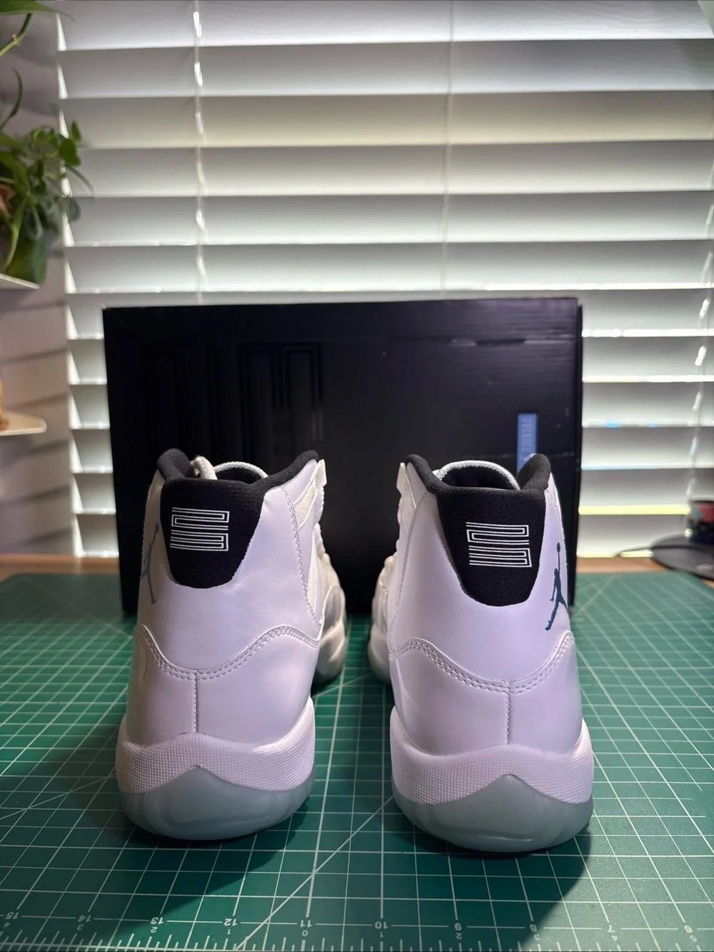 Air Jordan 11 Retro Men’s Size 8 Blue Columbia White Rare Never Worn